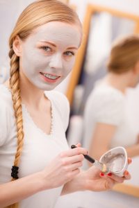 tjej med mask